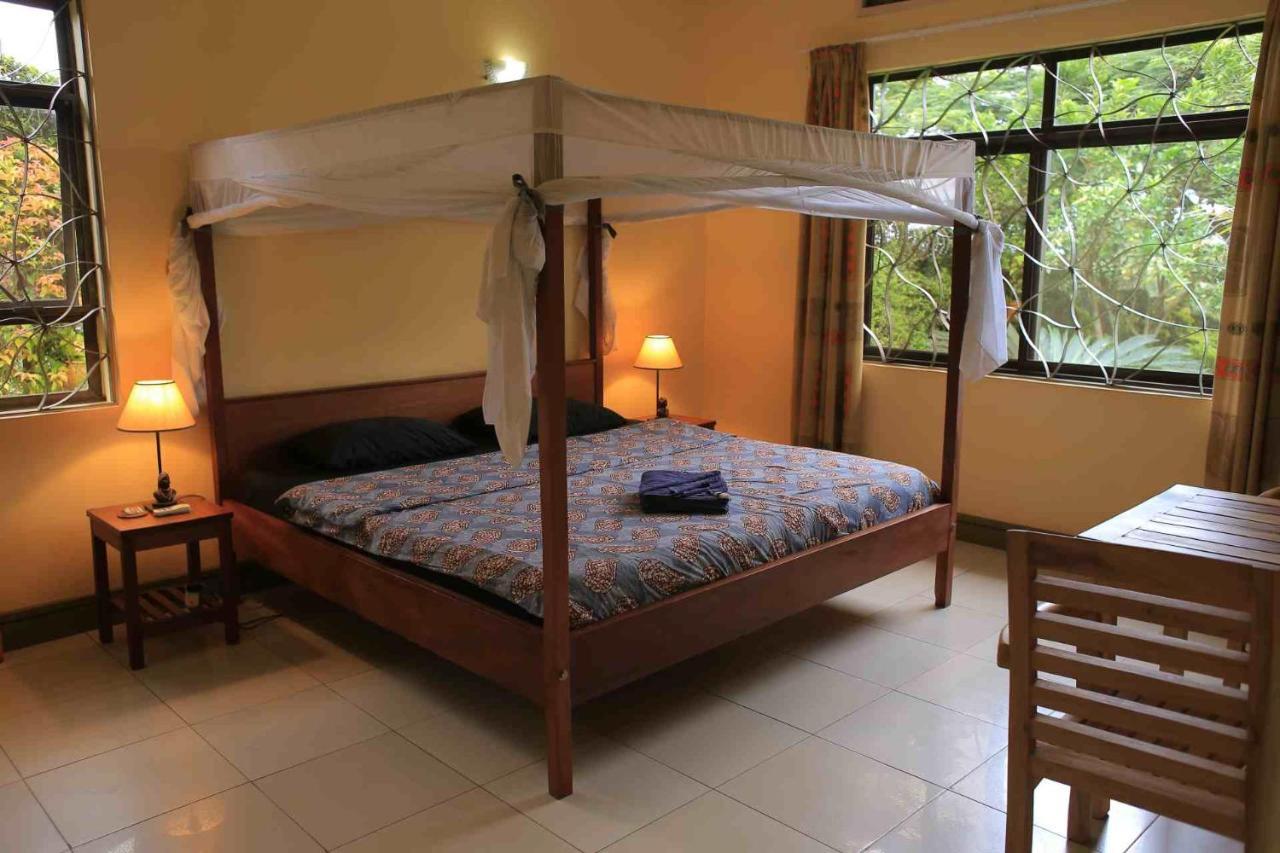 Bluemonkey Guesthouse Entebbe Exterior foto