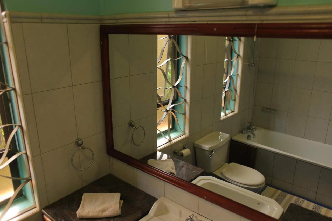 Bluemonkey Guesthouse Entebbe Exterior foto