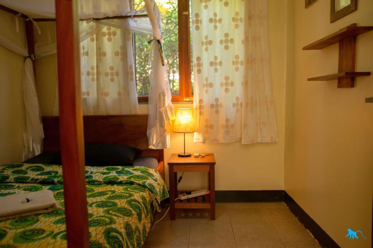 Bluemonkey Guesthouse Entebbe Exterior foto