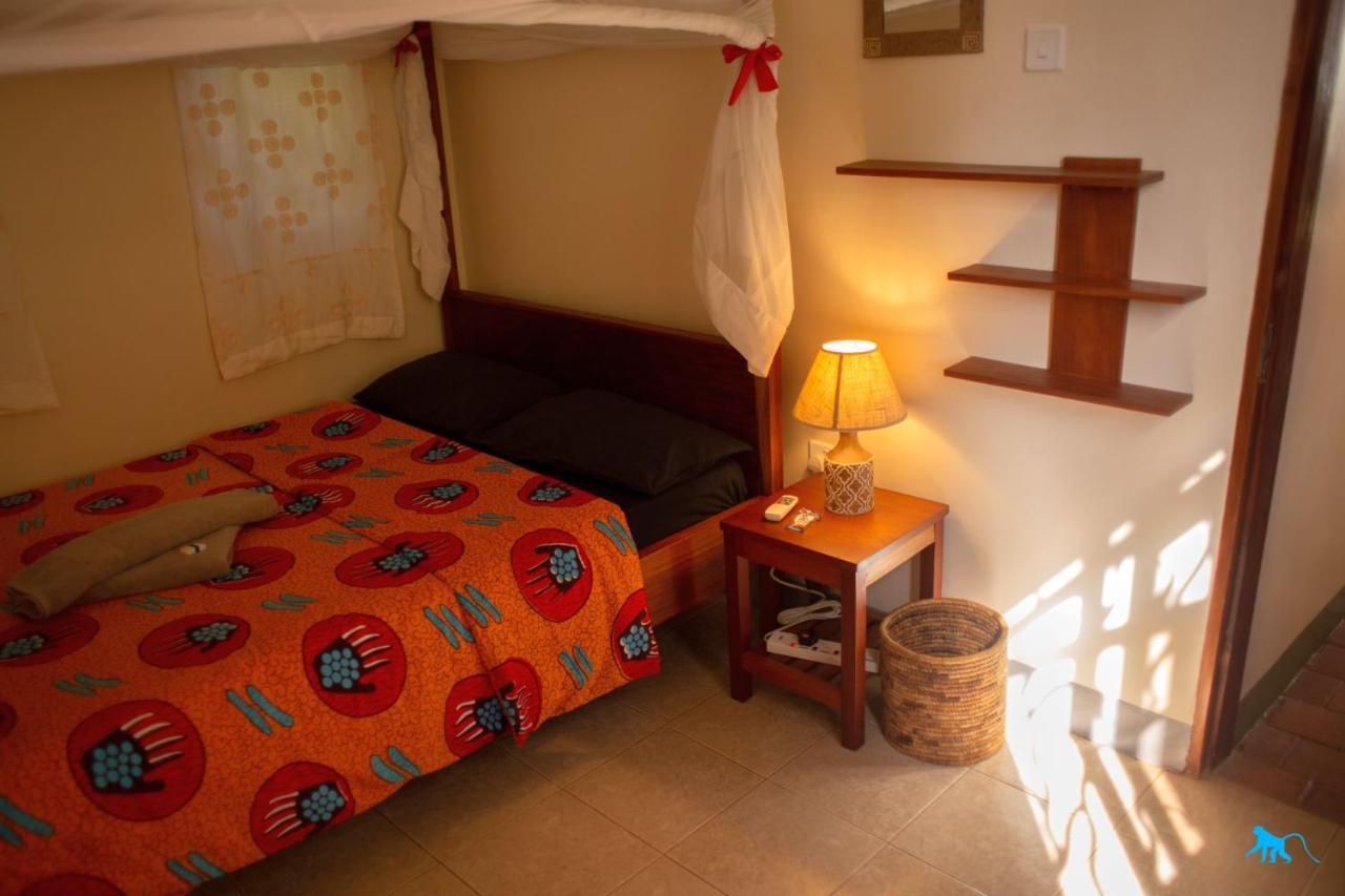Bluemonkey Guesthouse Entebbe Exterior foto